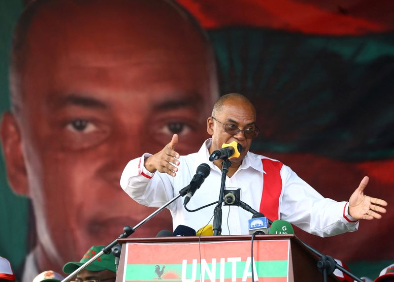 &copy; Reuters. Adalberto Costa Junior, leader of Angola's main opposition party UNITA, addresses supporters during the party's final rally at Cazenga, outside the capital Luanda, Angola, August 22, 2022. REUTERS/Siphiwe Sibeko