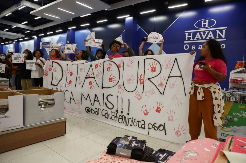 © Reuters. Manifestantes protestam contra empresários bolsonaristas dentro de loja Havan em Osasco (SP)
23/08/2022
REUTERS/Carla Carniel