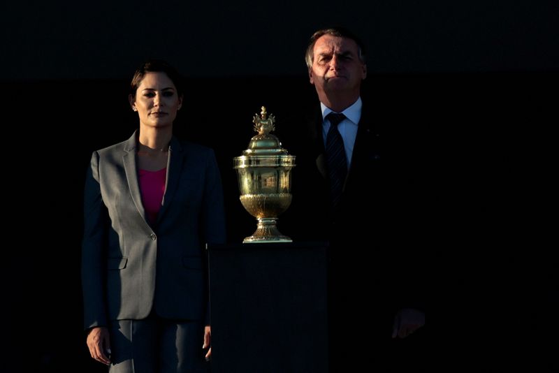 © Reuters. Presidente Jair Bolsonaro e a primeira-dama, Michelle, em cerimôna para recepção do coração de Dom Pedro I no Planalto
23/08/2022
REUTERS/Ueslei Marcelino