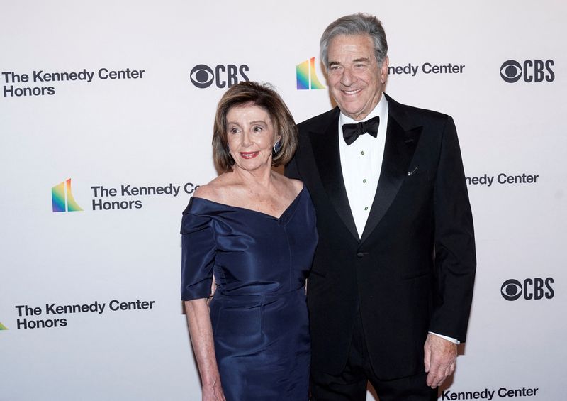 &copy; Reuters. رئيسة مجلس النواب الأمريكي نانسي بيلوسي وزوجها بول في أثناء حضورهما حفل جوائز كينيدي السنوي في واشنطن عام 2019. صورة من أرشيف رويترز 