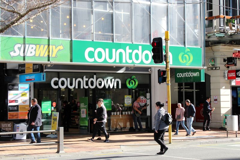 &copy; Reuters. FILE PHOTO: People walk outside a supermarket on Lambton Quay street in Wellington, New Zealand July 23, 2020. REUTERS/Praveen Menon