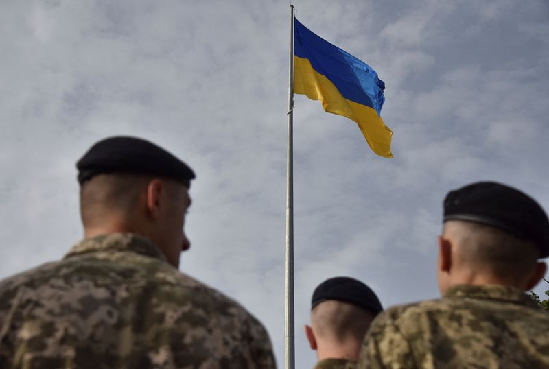 &copy; Reuters. Des membres des services ukrainiens assistent à une cérémonie de lever du drapeau national de l'Ukraine pour marquer la Journée du drapeau d'État, à Lviv. Alors que mercredi marque le 31e anniversaire de son indépendance, l'Ukraine se prépare à d