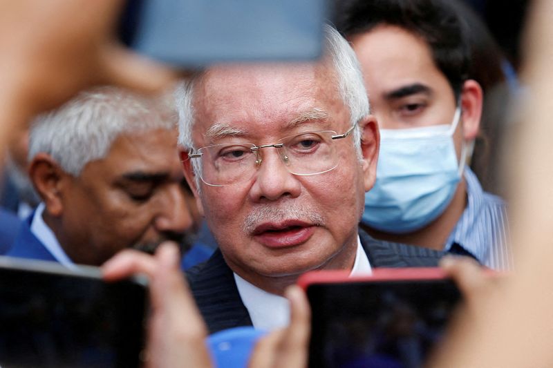 &copy; Reuters. Former Malaysian Prime Minister Najib Razak speaks to journalists outside the Federal Court during a court break, in Putrajaya, Malaysia August 23, 2022. REUTERS/Lai Seng Sin      