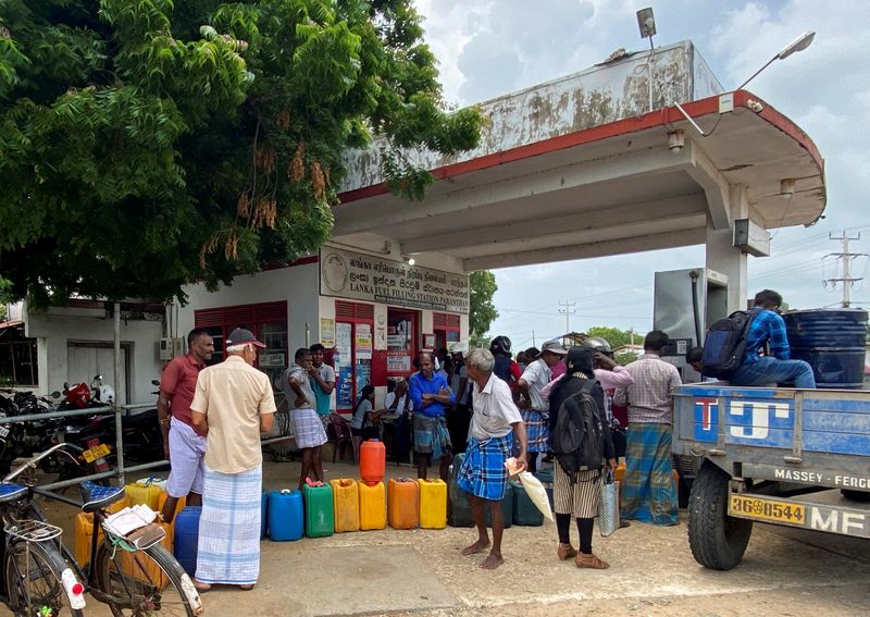 &copy; Reuters. FILE PHOTO: People, including farmers, queue up outside a fuel station, amid the country's worst economic crisis, in Kilinochchi district, Sri Lanka July 28, 2022. REUTERS/ Devjyot Ghoshal