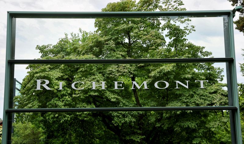&copy; Reuters. Il logo dell'azienda di beni di lusso Richemont nella sede centrale di Bellevue, vicino a Ginevra, Svizzera, 2 giugno 2022. REUTERS/Denis Balibouse