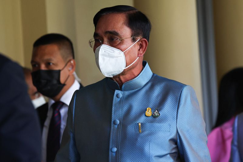 &copy; Reuters. 　８月２４日、タイの憲法裁判所はプラユット首相（写真）の任期見直しを求めた野党側の請願を審理することを決定し、首相の職務を停止した。写真は２３日、バンコクで撮影（２０２２