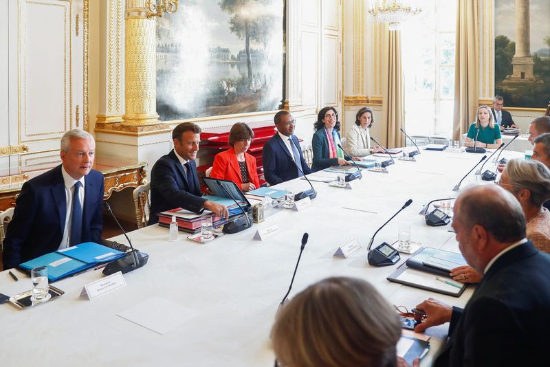 &copy; Reuters. French President Emmanuel Macron, Economy Minister Bruno Le Maire, Foreign Minister Catherine Colonna, Education Minister Pap Ndiaye and Culture Minister Rima Abdul Malak attend the cabinet meeting at the Elysee Palace in Paris, France August 24, 2022.  M