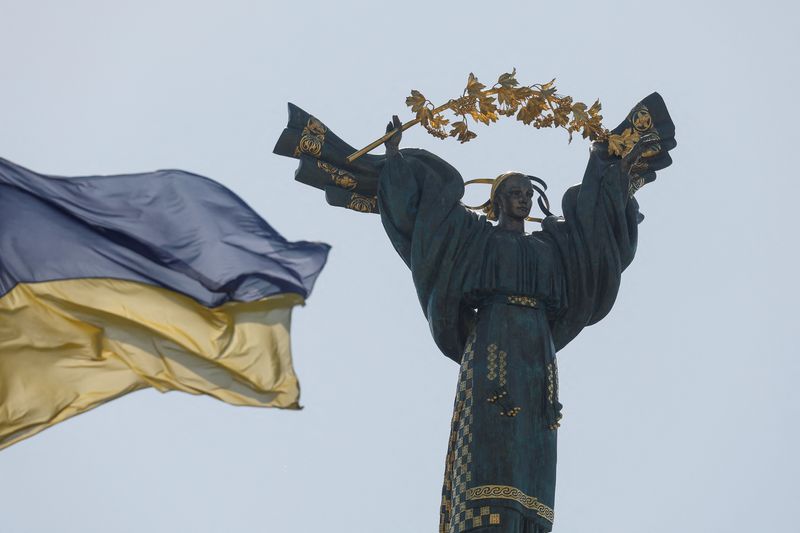 &copy; Reuters. A Ukrainian national flag waves in front of the Independence Monument in the centre of Kyiv, as Russia's attack on Ukraine continues, Ukraine August 24, 2022. REUTERS/Valentyn Ogirenko