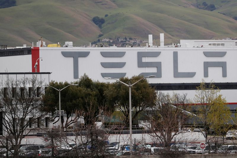 © Reuters. FILE PHOTO: A view of Tesla Inc's U.S. vehicle factory in Fremont, California, U.S., March 18, 2020. REUTERS/Shannon Stapleton/File Photo