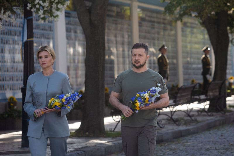 © Reuters. Ukraine's President Volodymyr Zelenskiy and his wife Olena lay flowers to the Memory Wall of Fallen Defenders of Ukraine, amid Russia's attack on Ukraine, during marking the Independence Day in Kyiv, Ukraine August 24, 2022.  Ukrainian Presidential Press Service/Handout via REUTERS 