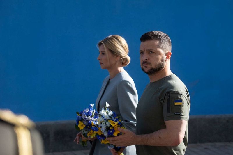 &copy; Reuters. الرئيس الأوكلراني فواوديمير زيلينسكي وزوجته يضعان زهورا على الجدار التذكاري لللجنود ا يوم الأربعاء في العاصمة الأوكرانية كييف. صورة حصلت ع