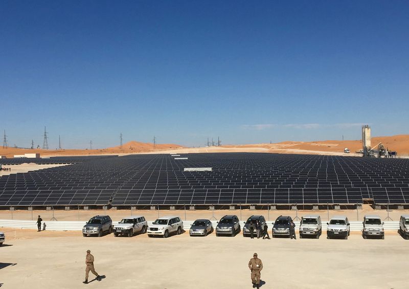 &copy; Reuters. La planta solar de la empresa estatal de energía argelina Sonatrach en el campo petrolero de Bir Reb