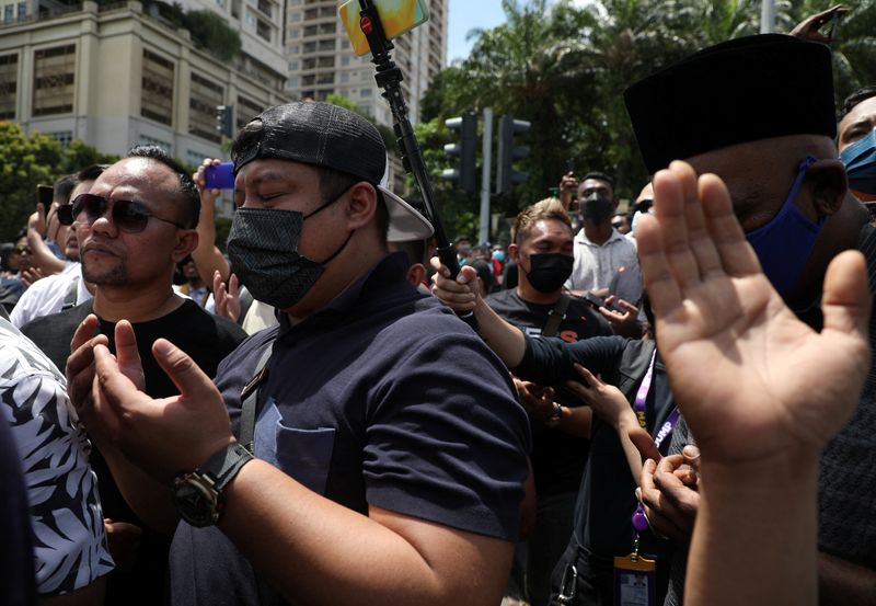 &copy; Reuters. Supporters of former Malaysian Prime Minister Najib Razak recite prayer as they gather to handover a memorandum against Najib's jail sentence in Kuala Lumpur, Malaysia August 24, 2022. REUTERS/Hasnoor Hussain