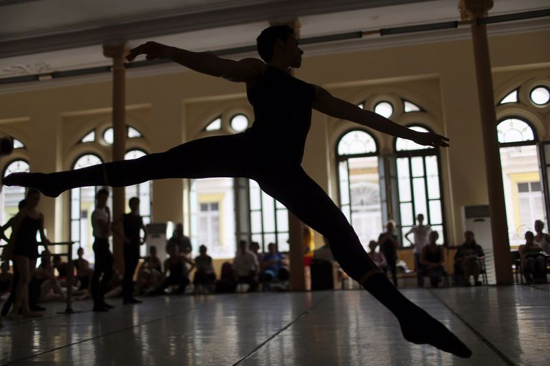&copy; Reuters. Imagen de archivo referencial de estudiantes de la Escuela Nacional de Ballet (ENB) de Cuba participando en una práctica en La Habana, Cuba. 12 de octubre, 2016. REUTERS/Alexandre Meneghini/Archivo