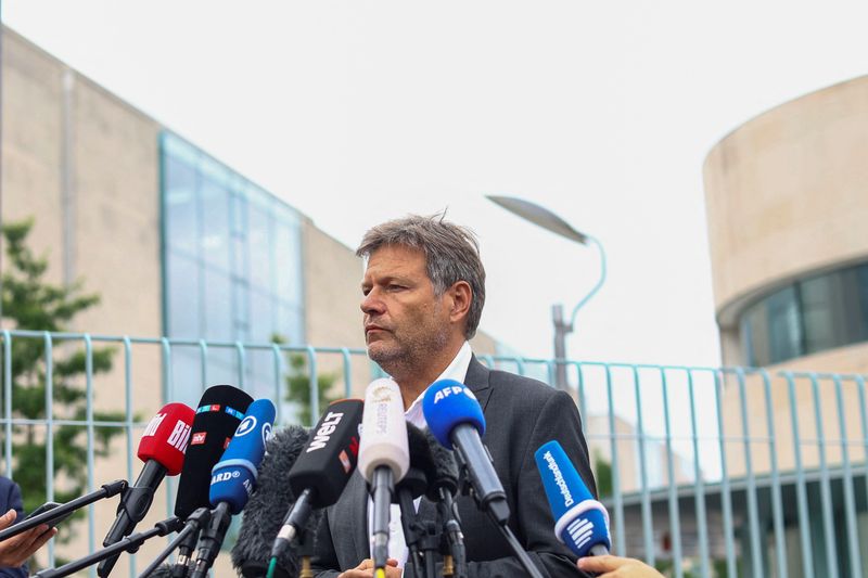 &copy; Reuters. El ministro alemán de Economía y Acción Climática, Robert Habeck, habla durante una declaración tras una reunión del gabinete en Berlín, Alemania. 24 de agosto de 2022. REUTERS/Lisi Niesner