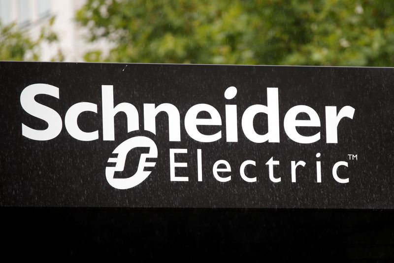 &copy; Reuters. Le groupe français Schneider Electric a déclaré mercredi envisager une offre sur les quelque 41% du capital du fournisseur britannique de logiciels industriels Aveva qu'il ne détient pas encore, confirmant ainsi des informations de presse. /Photo d'ar