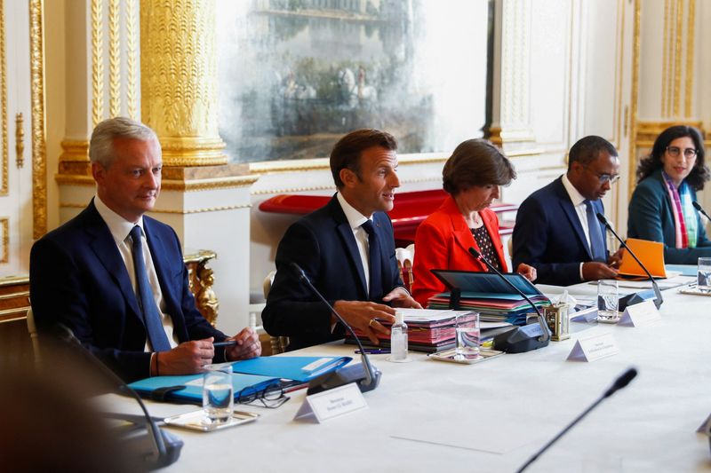 &copy; Reuters. الرئيس الفرنسي إيمانويل ماكرون يحضر اجتماع للحكومة في قصر الإليزيه في باريس يوم الأربعاء. صورة لرويترز من ممثل لوكالات الأنباء.
