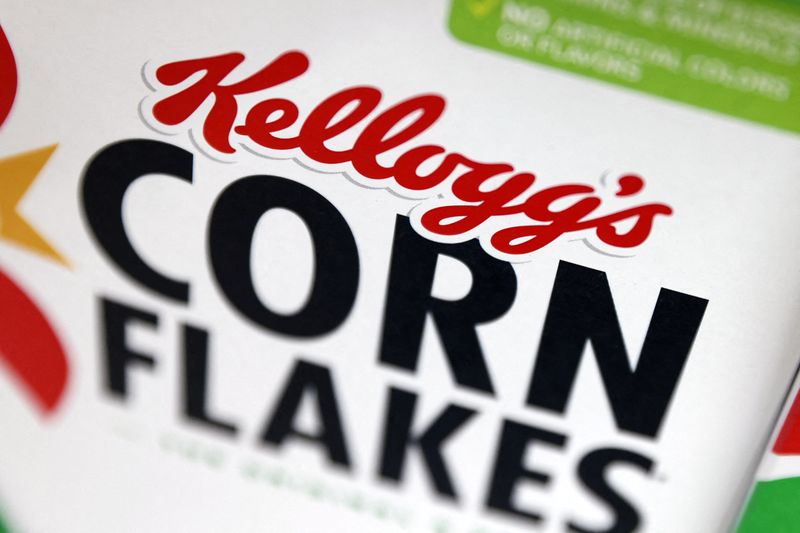 &copy; Reuters. FILE PHOTO: Kellogg's Corn Flakes, owned by the Kellogg Company, is seen for sale at a store in Queens, New York City, U.S., February 7, 2022. REUTERS/Andrew Kelly/File Photo