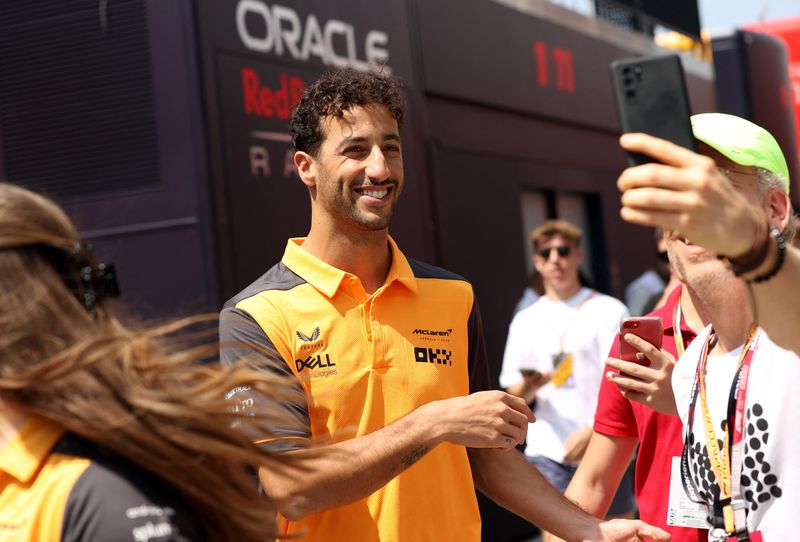 &copy; Reuters. Jul 29, 2022 
Foto de archivo del piloto de McLaren Daniel Ricciardo posando para una foto con algunos seguidores antes del GP de Hungría de la F1
 REUTERS/Bernadett Szabo