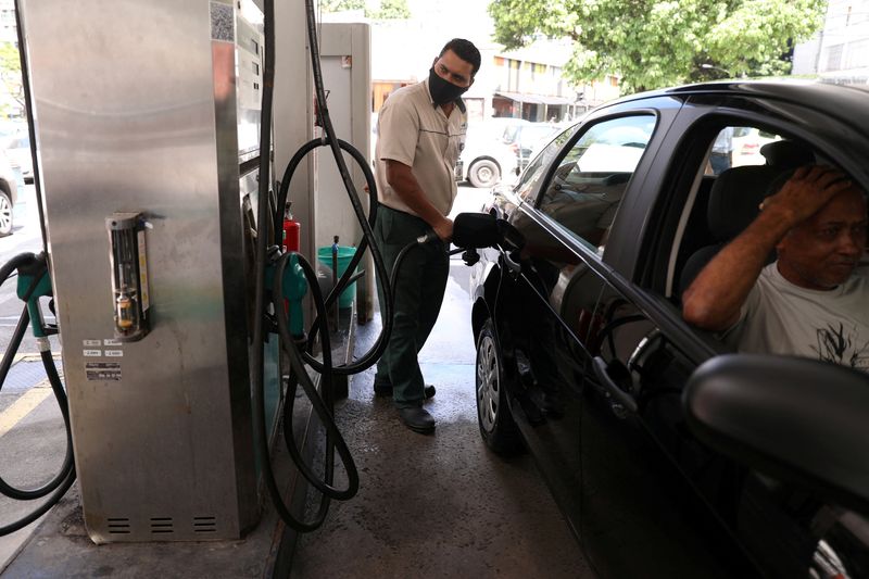 &copy; Reuters. FILE PHOTO: A worker pumps a car with gasoline at a gas station in Rio de Janeiro, Brazil March 10, 2021. REUTERS/Pilar Olivares/File Photo