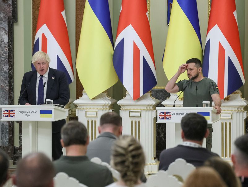 &copy; Reuters. رئيس الوزراء البريطاني بوريس جونسون (إلى اليسار) يتحدث خلال مؤتمر صحفي في كييف يوم الاربعاء. تصوير: جليب جارانيتش - رويترز. 