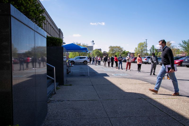 &copy; Reuters. FILE PHOTO: People line up outside a newly reopened career center for in-person appointments in Louisville, Kentucky, U.S., April 15, 2021.  REUTERS/Amira Karaoud/File photo