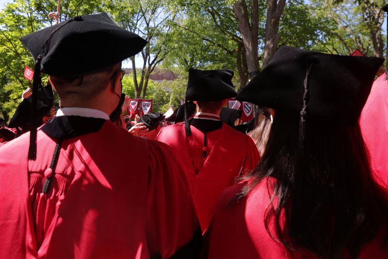 © Reuters. FILE PHOTO - Graduating students stand during Harvard University's 371st Commencement Exercises in Cambridge, Massachusetts, U.S., May 26, 2022.   REUTERS/Brian Snyder