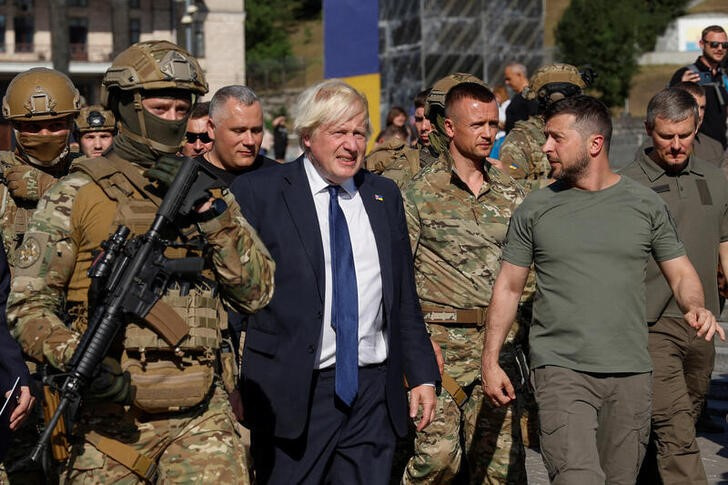 &copy; Reuters. El primer ministro británico, Boris Johnson, avanza junto al presidente ucraniano, Volodímir Zelenski, por la Plaza de la Independencia de Kiev, Ucrania. 24 agosto 2022. REUTERS/Valentyn Ogirenko