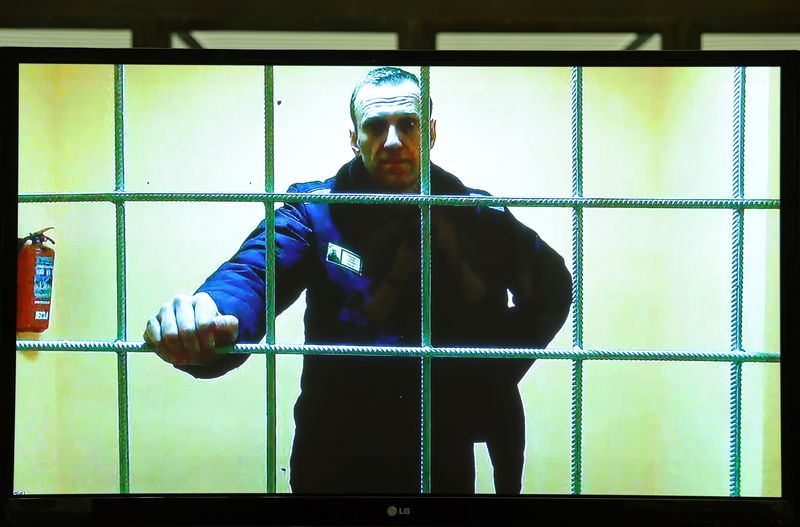 &copy; Reuters. FILE PHOTO - Russian opposition leader Alexei Navalny is seen on a screen via video link from the IK-2 corrective penal colony in Pokrov before a court hearing to consider an appeal against his prison sentence, in Moscow, Russia May 17, 2022. REUTERS/Evge