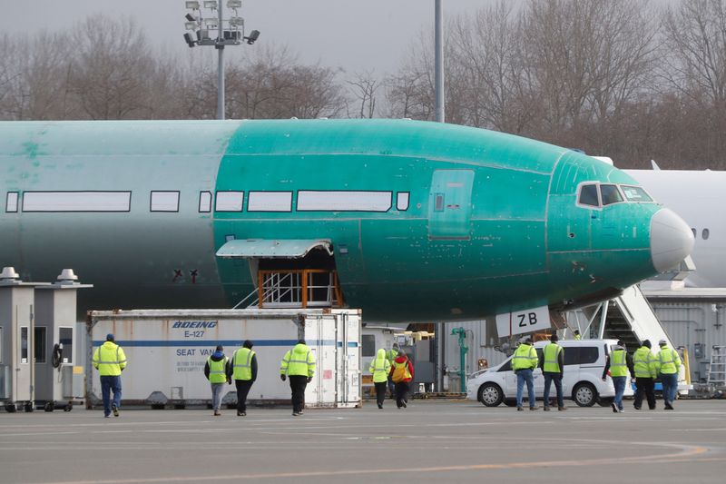 © Reuters. FILE PHOTO: Boeing employees walk near a partially finished Boeing 777X airplane at the company's plant in Everett, Washington, U.S. January 25, 2020. REUTERS/Terray Sylvester/File Photo