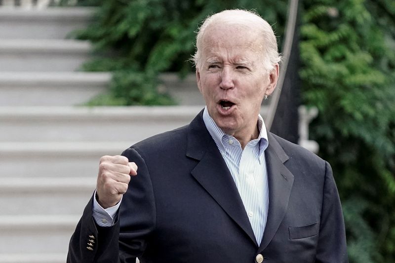 &copy; Reuters. Presidente dos EUA, Joe Biden, faz gestos antes de deixar a Casa Branca em direção a Delaware, em Washington, EUA
07/08/2022 REUTERS/Ken Cedeno