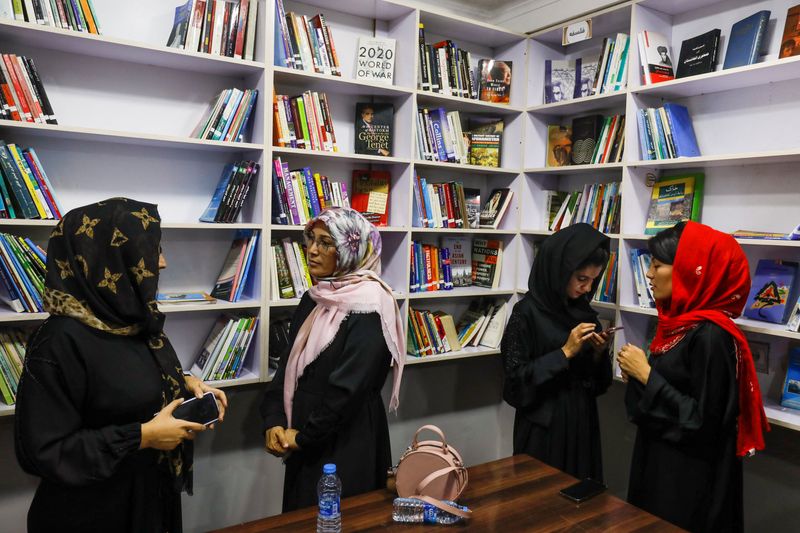 &copy; Reuters. نساء أفغانيات في افتتاح مكتبة للنساء في كابول يوم الاربعاء. تصوير: علي خارا - رويترز. 