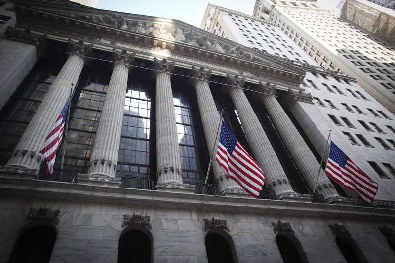 &copy; Reuters. 米国株式市場は上昇して取引を終えた。顧客管理ソフト大手セールスフォースや税務・会計ソフトウエアのインテュイットが上昇し、相場を押し上げた。パウエル米連邦準備理事会（ＦＲＢ