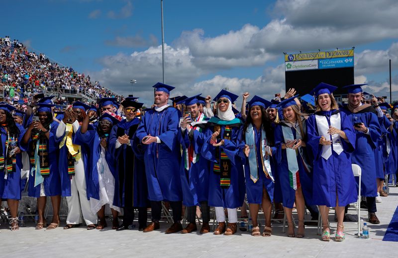 &copy; Reuters. Estudantes assistem o presidente dos EUA, Joe Biden, em cerimônia de formatura na Universidade de Delaware em Newark, Delaware, EUA
28/05/2022
REUTERS/Elizabeth Frantz