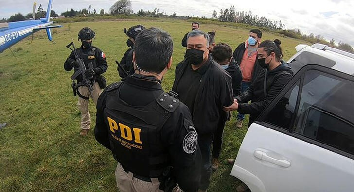 &copy; Reuters. Héctor Llaitul, líder activista mapuche, quien es investigado por delitos contemplados en una ley de seguridad del Estado, es detenido por miembros de la Policía de Investigaciones de Chile (PDI) en la localidad de Cañete, Chile, 24 de agosto de 2022.