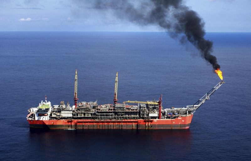 © Reuters. Um navio carrega petróleo bruto no campo de petróleo off-shore de Bonga, nos arredores de Lagos
24/08/2022
REUTERS/Akintunde Akinleye (NIGERIA)