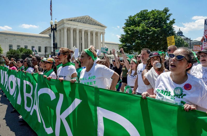 &copy; Reuters. FILE PHOTO: Abortion rights activists, including actor Busy Phillips, march past United States Supreme Court to protest the court's ruling to overturn the landmark Roe v Wade abortion decision, in Washington, U.S., June 30, 2022. REUTERS/Evelyn Hockstein