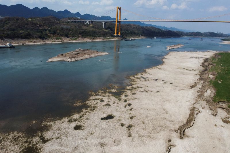 &copy; Reuters. FILE PHOTO: An aerial view shows the Yangtze river that is approaching record-low water levels during a regional drought in Chongqing, China, August 20, 2022. REUTERS/Thomas Peter