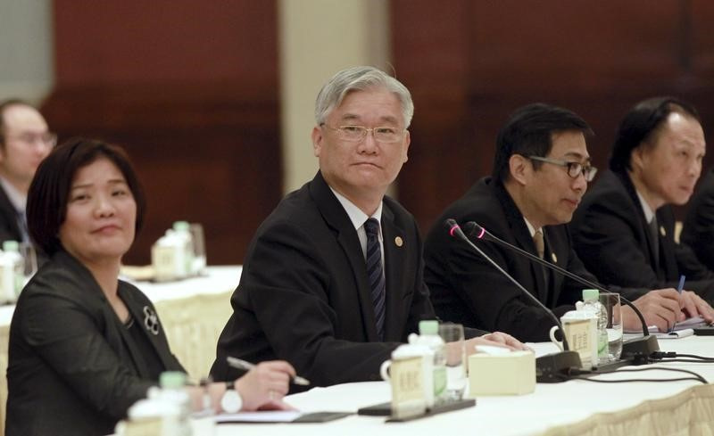 &copy; Reuters. 　８月２５日、中国を訪問している台湾最大野党・国民党の夏立言副主席（写真前列左から２人目）は２４日夜、対台湾窓口機関である海峡両岸関係協会の張志軍会長と会談し、中国の軍事