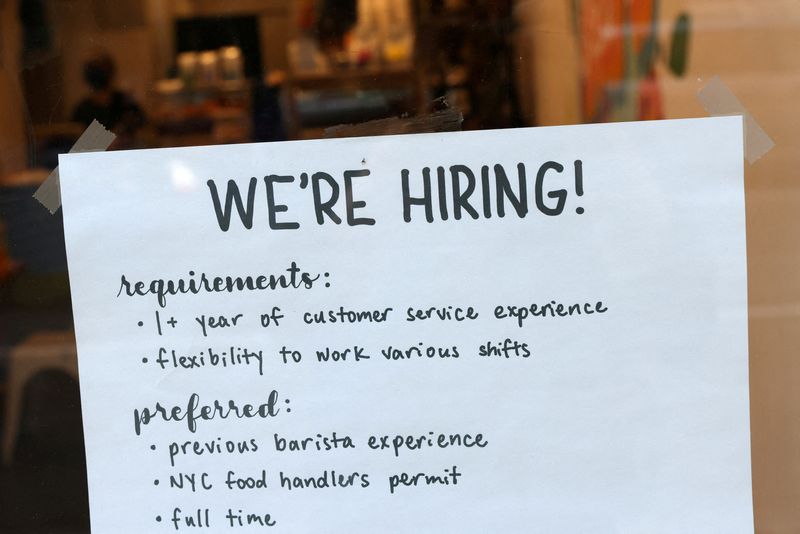 &copy; Reuters. FILE PHOTO: A hiring sign is seen in a cafe in New York City, U.S., August 5, 2022. REUTERS/Andrew Kelly