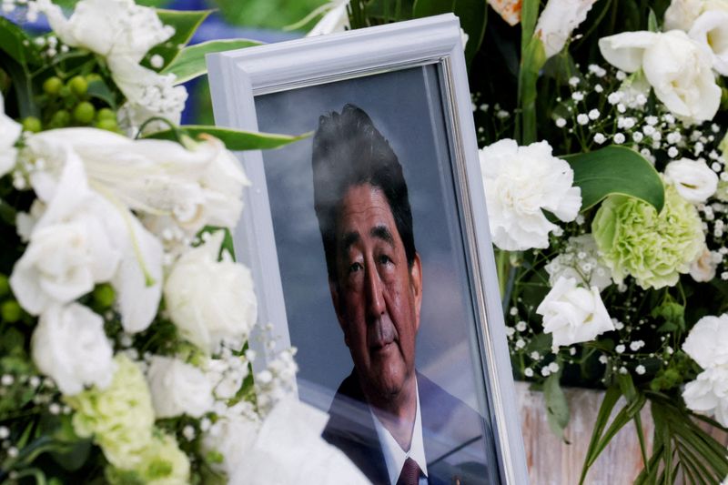 &copy; Reuters. 　８月２５日、複数の国内メディアによると、警察庁の中村格長官は２５日の記者会見で辞任する意向を示した。写真は安倍元首相の遺影。都内で７月撮影（２０２２年　ロイター／Kim Kyung