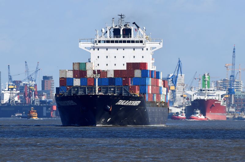 &copy; Reuters. FILE PHOTO: A container ship leaves the port in Hamburg, Germany March 11, 2020. REUTERS/Fabian Bimmer