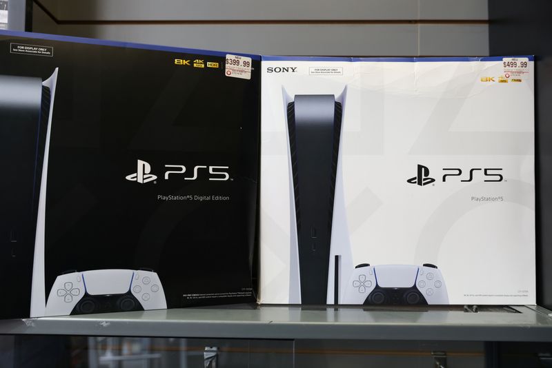 &copy; Reuters. FILE PHOTO: PS5 by PlayStation is displayed in a GameStop in Manhattan, New York, U.S., December 7, 2021. REUTERS/Andrew Kelly