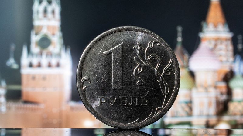 &copy; Reuters. FILE PHOTO: A Russian one rouble coin is pictured in front of a monitor showing St. Basil's Cathedral and a tower of Moscow's Kremlin in this illustration taken June 24, 2022. REUTERS/Maxim Shemetov/Illustration