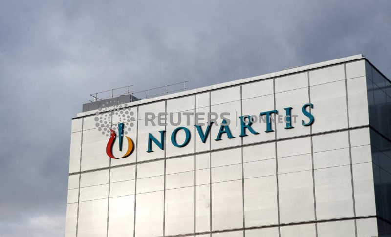 &copy; Reuters. Il logo dell'azienda è visibile nel nuovo stabilimento di terapia cellulare e genica del produttore di farmaci svizzero Novartis a Stein, Svizzera, 28 novembre 2019. REUTERS/Arnd Wiegmann/File Photo/File Photo