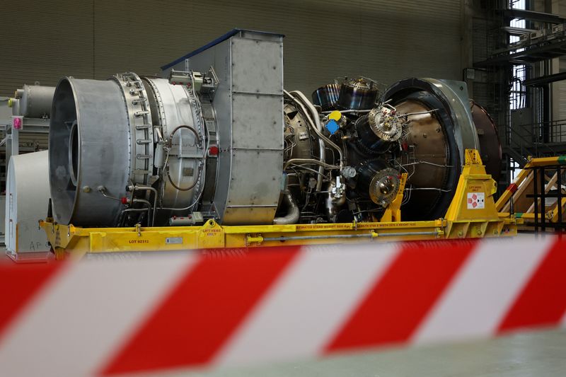 &copy; Reuters. FILE PHOTO: A gas turbine meant to be transported to the compressor station of the Nord Stream 1 gas pipeline in Russia is seen at Siemens Energy's site in Muelheim an der Ruhr, Germany, August 3, 2022. REUTERS/Wolfgang Rattay