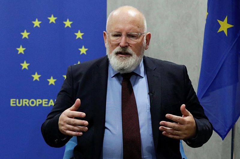 &copy; Reuters. FOTO DE ARCHIVO: Frans Timmermans, vicepresidente ejecutivo de la Comisión Europea y comisario europeo para el Pacto Verde Europeo, durante una entrevista en la oficina de la Delegación de la UE en Yakarta, Indonesia, 18 de octubre de 2021. REUTERS/Ajen