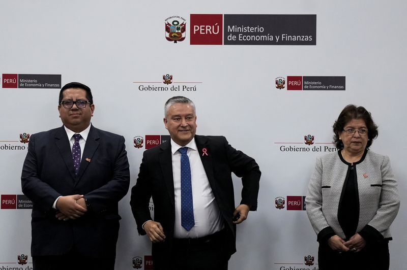 &copy; Reuters. Peru's Deputy Minister of Economy Alex Contreras, Minister of Economy and Finance Oscar Graham and Deputy Minister of Finance Betty Sotelo pose for photographs at a news conference addresses, in Lima, Peru July 14, 2022. REUTERS/Angela Ponce/File Photo