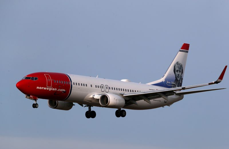 © Reuters. FILE PHOTO: Norwegian Air Sweden Boeing 737-800 plane SE-RRJ approaches Riga International Airport in Riga, Latvia January 17, 2020. REUTERS/Ints Kalnins/File Photo