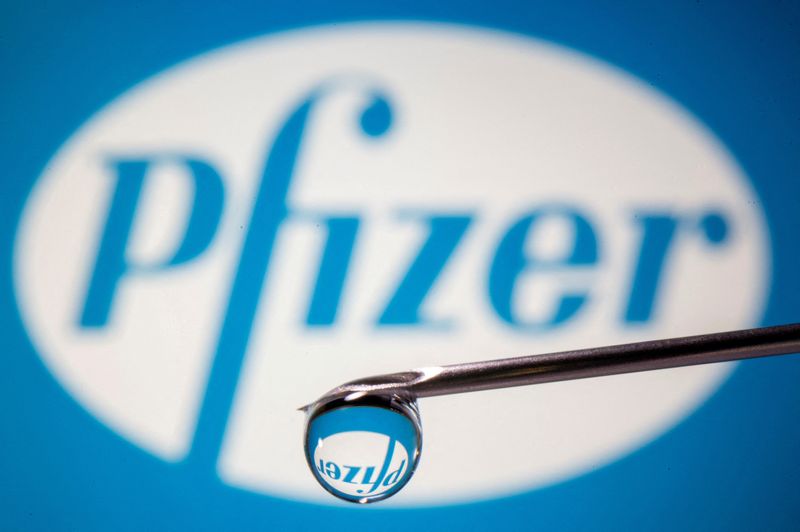 &copy; Reuters. FOTO DE ARCHIVO. Imagen de ilustración del logo de Pfizer junto a una aguja de jeringa. 9 de noviembre de 2020. REUTERS/Dado Ruvic
